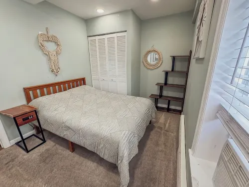 Ultra Modern 3 BR Apt - 5 min walk to the Beach! - 4-Star