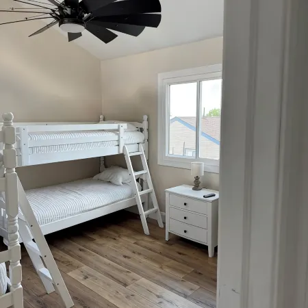 Beautiful Modern Beach House, across from Golf Course, Spacious Backyard