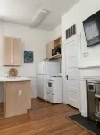 Perfect downtown game day apartment - Kitchen