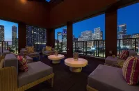 Downtown Houston Modern Elegant Loft with Free Parking/WiFi/Skyview/Pool - Condos