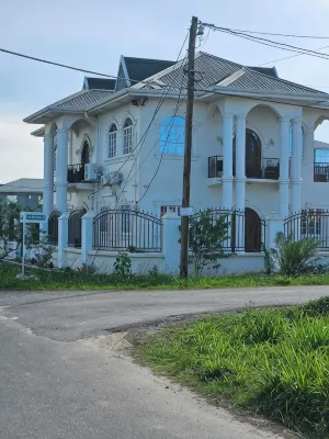 Charming Modern House In Residential Providence Hot-W/Wi-Fi/AC, Live/Secure Cam