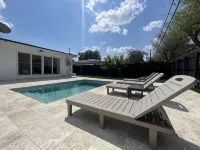 Clean and modern 2/2 pool home, only 7 min. to beach, walking distance to shops Hotels in Oakland Park
