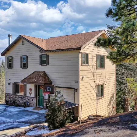 Sky Ridge Cabin  · Culdesac w/ Level Entry Access & Entertainment