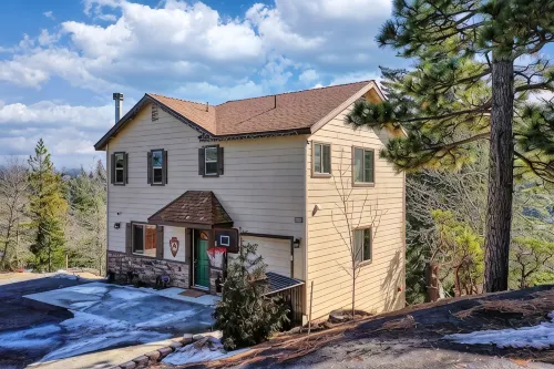 Sky Ridge Cabin  · Culdesac w/ Level Entry Access & Entertainment