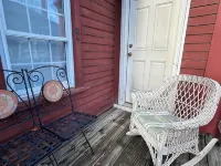 Captain's House 2Br Apt. Walk to Everything, Large Yard, Treehouse. 巴斯酒店