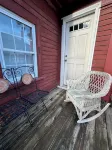 Captain's 2Br Apt. Best Value, Near Everything, Large Yard, Treehouse. No Fees.