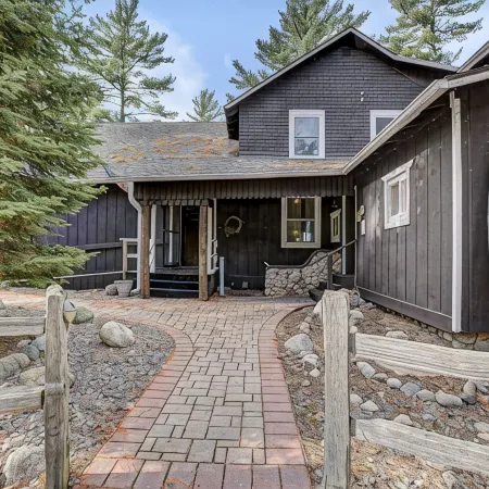 Amazing, sleeps 26, covered lakeside, bar, beach, Big St Germain Lake