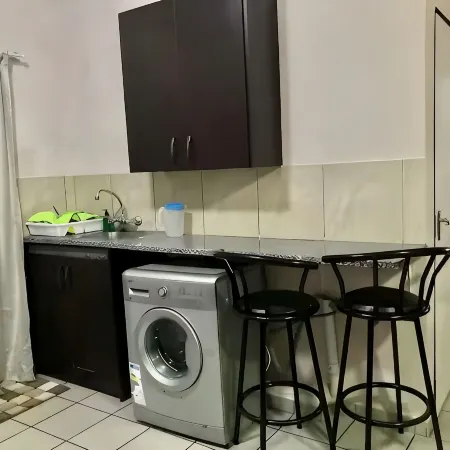 Charming 2-bedroom cottage in lovely Randburg with WiFi Отели рядом с достопримечательностью «Торговый центр Northgate»