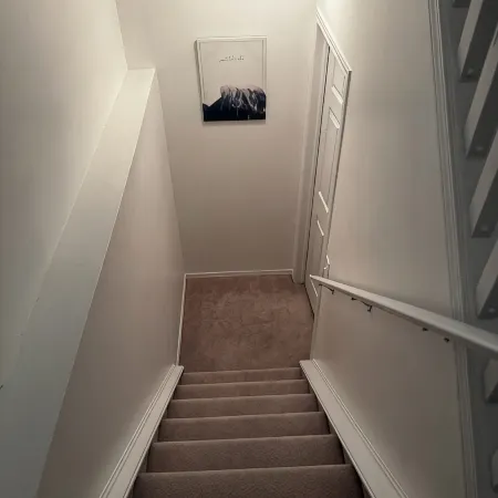 9 minutes from the airport cozy basement