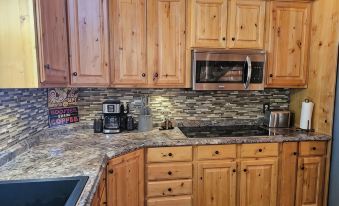 Cozy cabin with Fiber and AC in peaceful Vernal