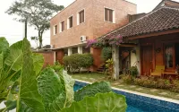 Rumah Bata Guest House - piscina