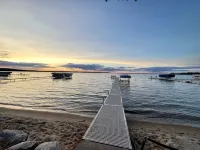 Beautiful lake home on the sandy south shores of Pelican Lake. - de charme