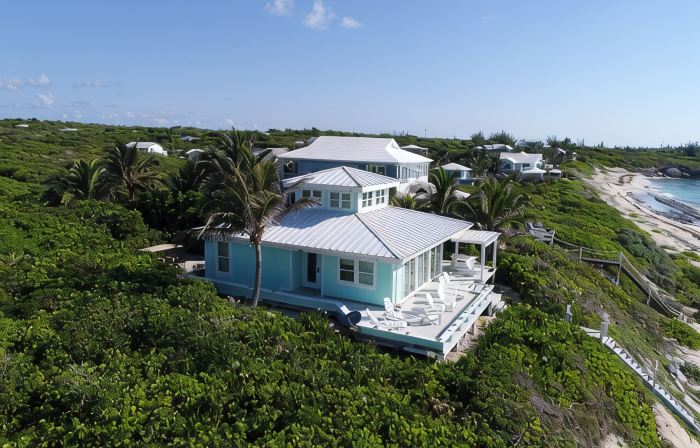 Beachfront paradise: Spectacular views, huge deck, central location, backup gen!