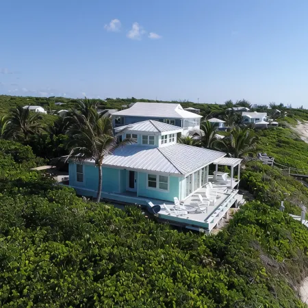 Beachfront paradise: Spectacular views, huge deck, central location, backup gen!