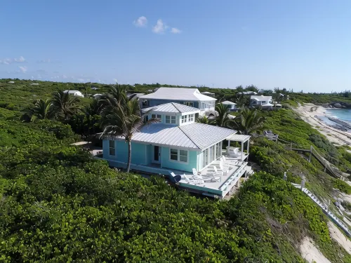 Beachfront paradise: Spectacular views, huge deck, central location, backup gen!