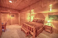 Storybook Mt Lemmon Log Cabin - Hytter