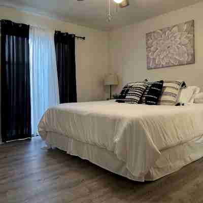 Clean and Comfy! Close to Lake+ London Bridge 2bdrm 2 Bth Kitchen, Pool+Hot Tub Rooms