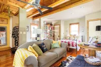 Downtown Carriage House Studio : Dream under Vaulted Ceilings - appartements de vacances