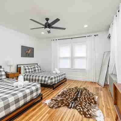 8 bedroom Manor - Hot Tub - Game Room - Fire Pit - Sleeps 22 Rooms