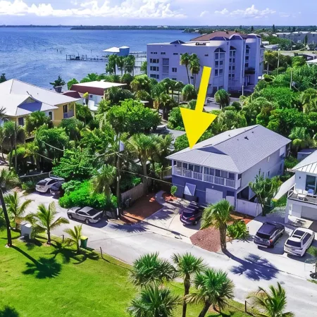 Romantic Getaway: Private Hot Tub & Honeymoon Suite Steps from the Beach
