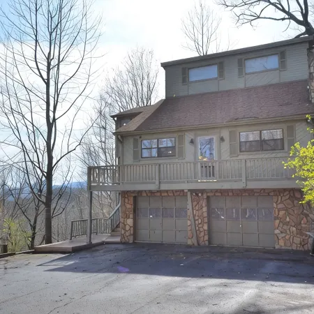5-Star Home with Long Range View, Paved to the Door Accomodates 5 Large Vehicles