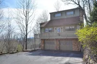 5-Star Home with Long Range View, Paved to the Door Accomodates 5 Large Vehicles