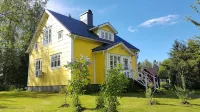 House on Hummel Bay in front of the archipelago and Skuleskogen National Park, High Coast - Homestays