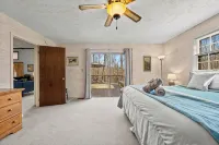 Cozy and serene fishing cabin, Family Traditions,  private dock and lake views.