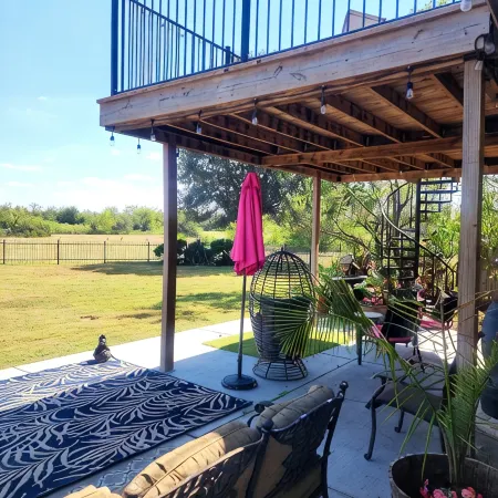 Charming cottage in Cypress with lake view ,WiFi, AC and relaxing outdoor patio.