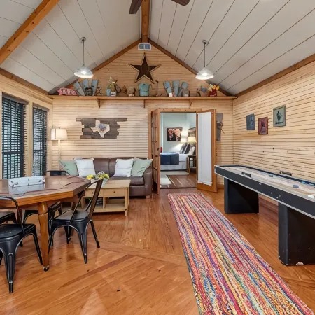 Whitetail Oaks - Rustic Charm Meets Fun! Private Pool & Pickleball on 34 Acres