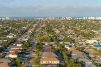 Luxe Home 1 mile to Vanderbilt Beach, Pool & Spa, Pet Friendly