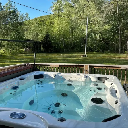 Trailer and pet-friendly! Hot tub! Minutes to Windrock and Frozen Head!