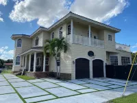 Large Family Retreat • Pool • Game Room • Gym • Near Beaches • Shopping! - Kitchens