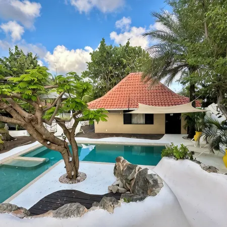 Yemaya Guesthouse Curaçao; fits up to 3guests - has an amazing Pool with Slide!