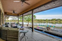Waterfront Home- 2 Pools, Waterslide, huge boat dock and perfect layout!! - Uima-altaat