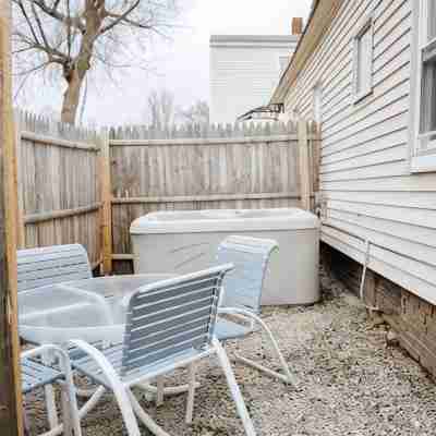 10 Min Walk to Lake + HOT TUB Hotel Exterior