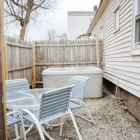 10 Min Walk to Lake + HOT TUB