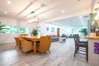 4-bedroom House with private Pool - walking distance to Baha Mar and Beach
