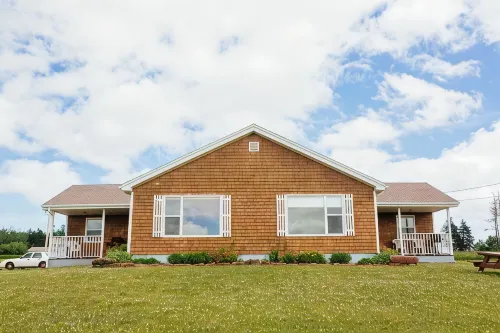 Unit 1 - Bay view duplex cottage near coffee shops, restaurants and beach - Homestays