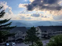 3bd/2ba Summit Condo Close to Village and on shuttle route.