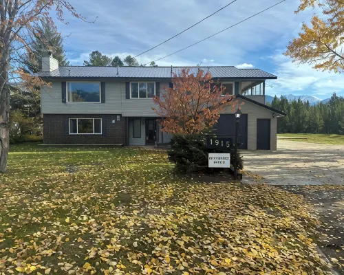 Large newly renovated house.  Cozy and convenient. Hotels in Valemount