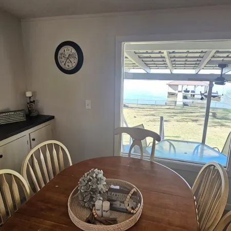 Newly renovated lakehouse sleeps 7 with boathouse, fenced yard and kayaks