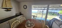 Newly renovated lakehouse sleeps 7 with boathouse, fenced yard and kayaks - Wifi