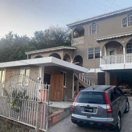 Spacious self contained room with wifi, a kitchenette and jacuzzi