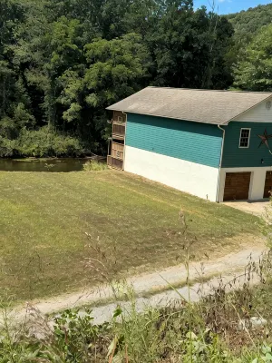 Easy access 3 bd 3 ba riverside retreat just 5 mins from WCU campus! Ping pong!