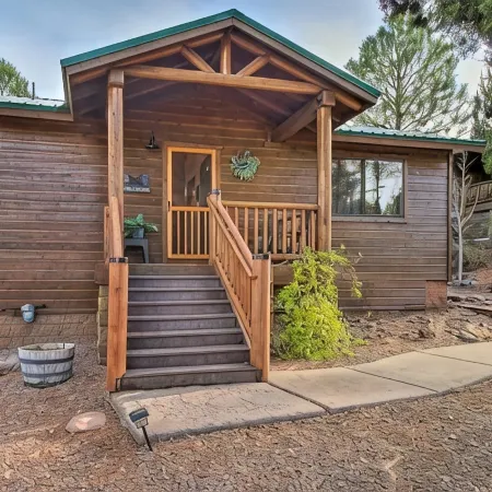 Show Low Cottage Hideaway-Cozy Cabin w/Fireplace