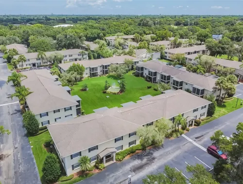 5 Min>Beach Remodeled 2 bed 2 Bath Condo With Pool and Grill and King bed!
