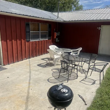 Large 2Br Retro Cabin!