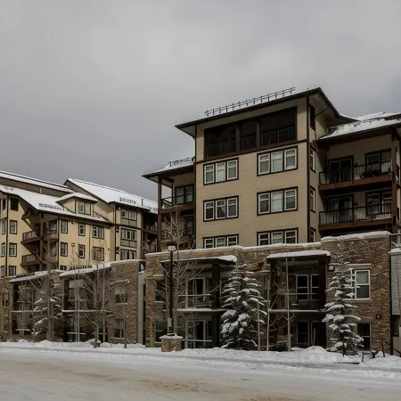 Location and Comfort - One Bedroom Ski In / Ski out, Hot Tub and Fire Pit