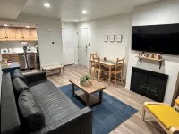 Cozy Freshly remodeled 1B/1B Retreat close to Main - 2-نجوم